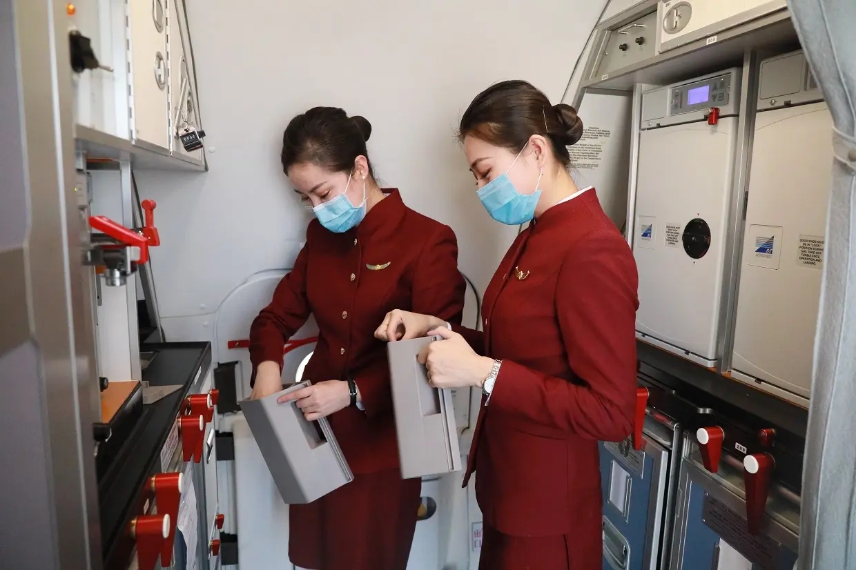 Why do flight attendants wear short skirts and stockings just to look good?Many people are wrong