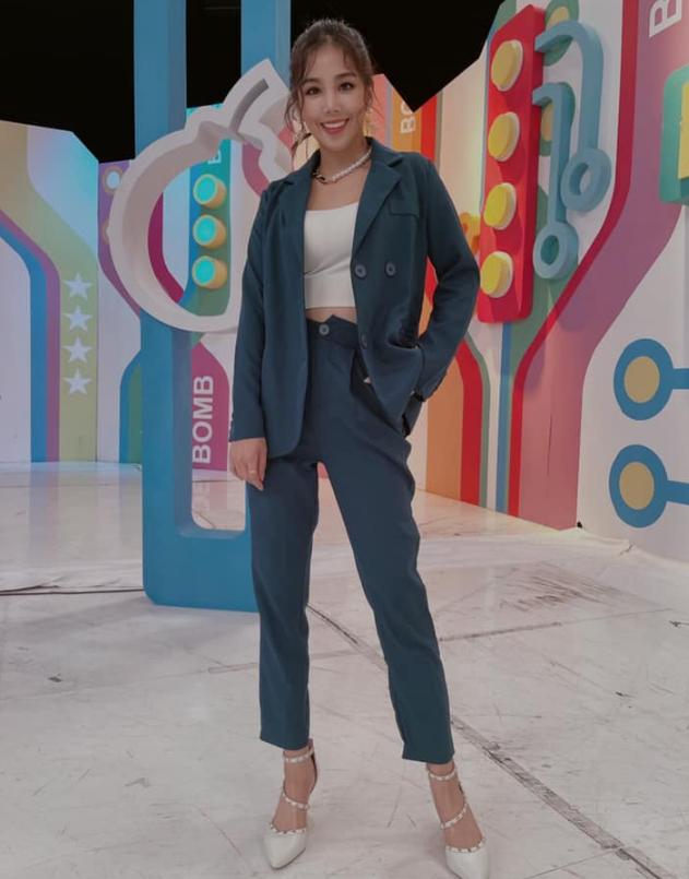 Yang Chenxi maintains a good figure by aerial yoga and golf - iNEWS