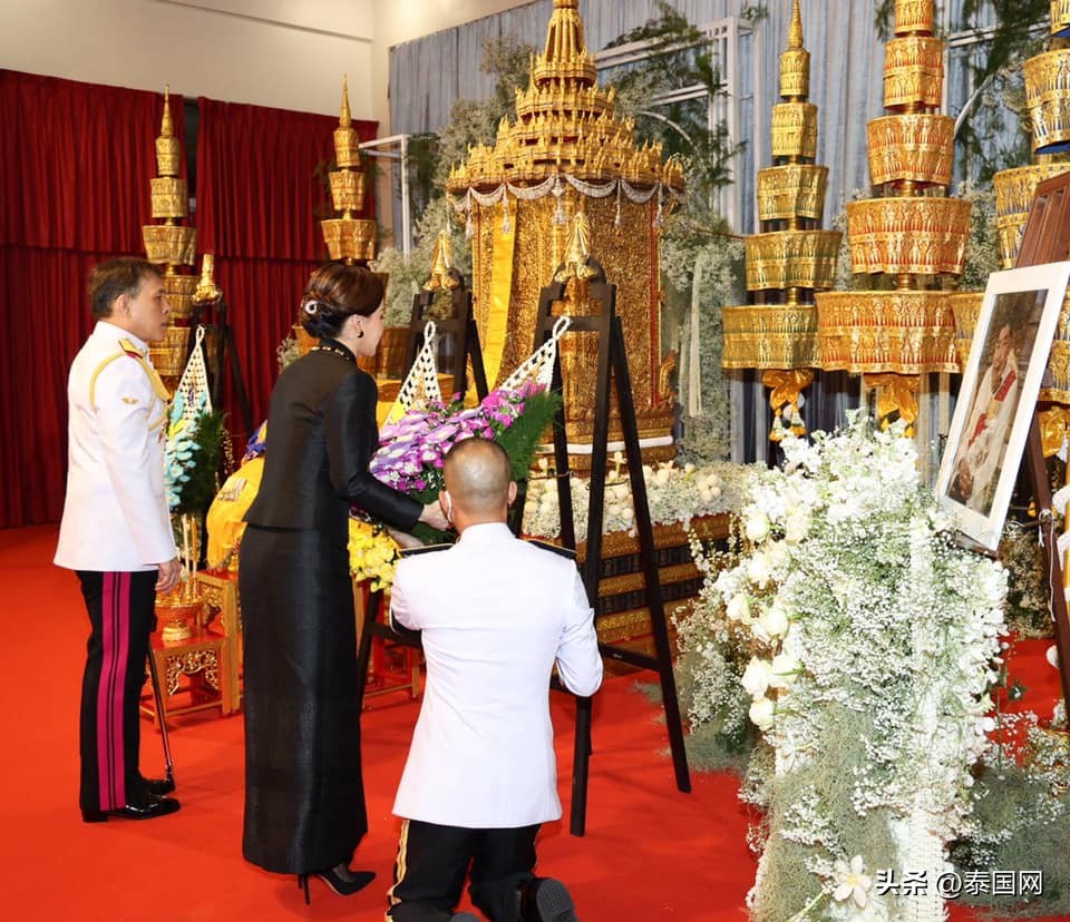 The King and Queen of Thailand attended the funeral of Prince Yukol and ...