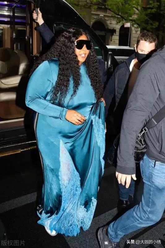 Lizzo is wearing a blue satin lace stitching dress + sunglasses casual ...