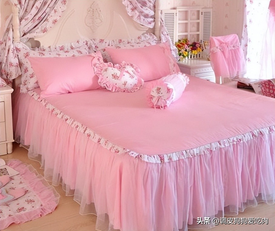 The difference between bed sheets, fitted sheets, bedspreads, and bed