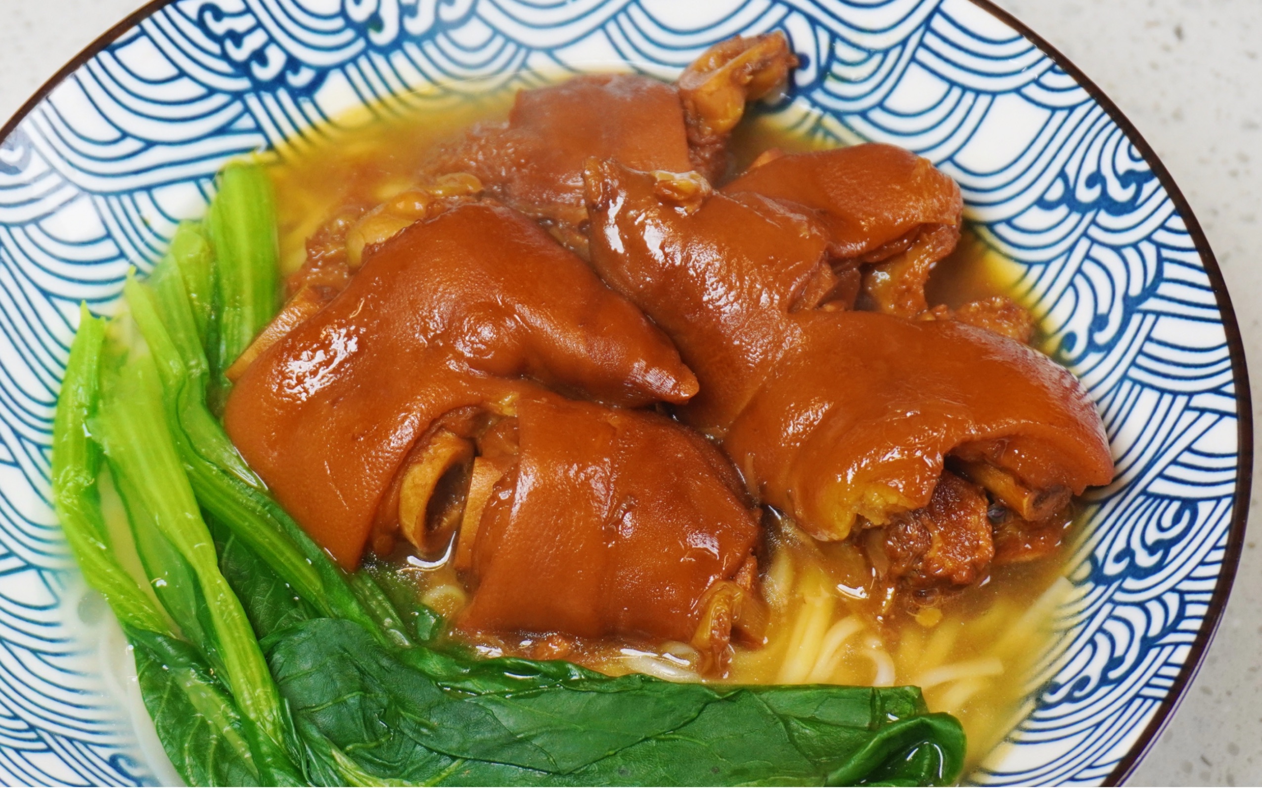 Teach you the pork feet noodles with excellent color, fragrance
