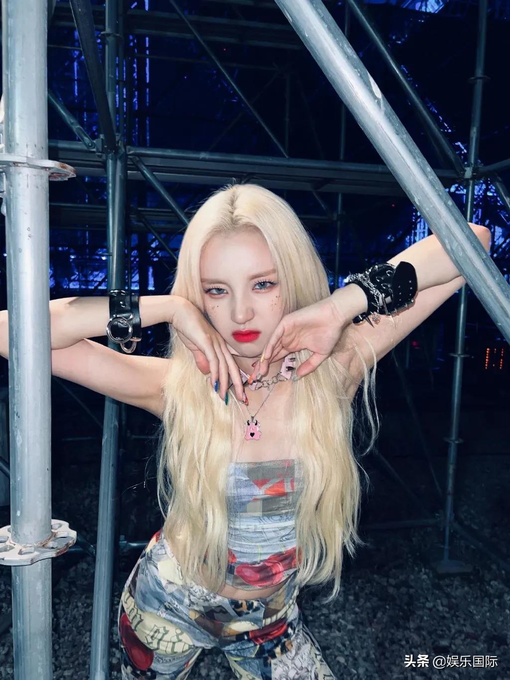 Song Yuqi took a backstage photo with a hot and blond figure - iNEWS