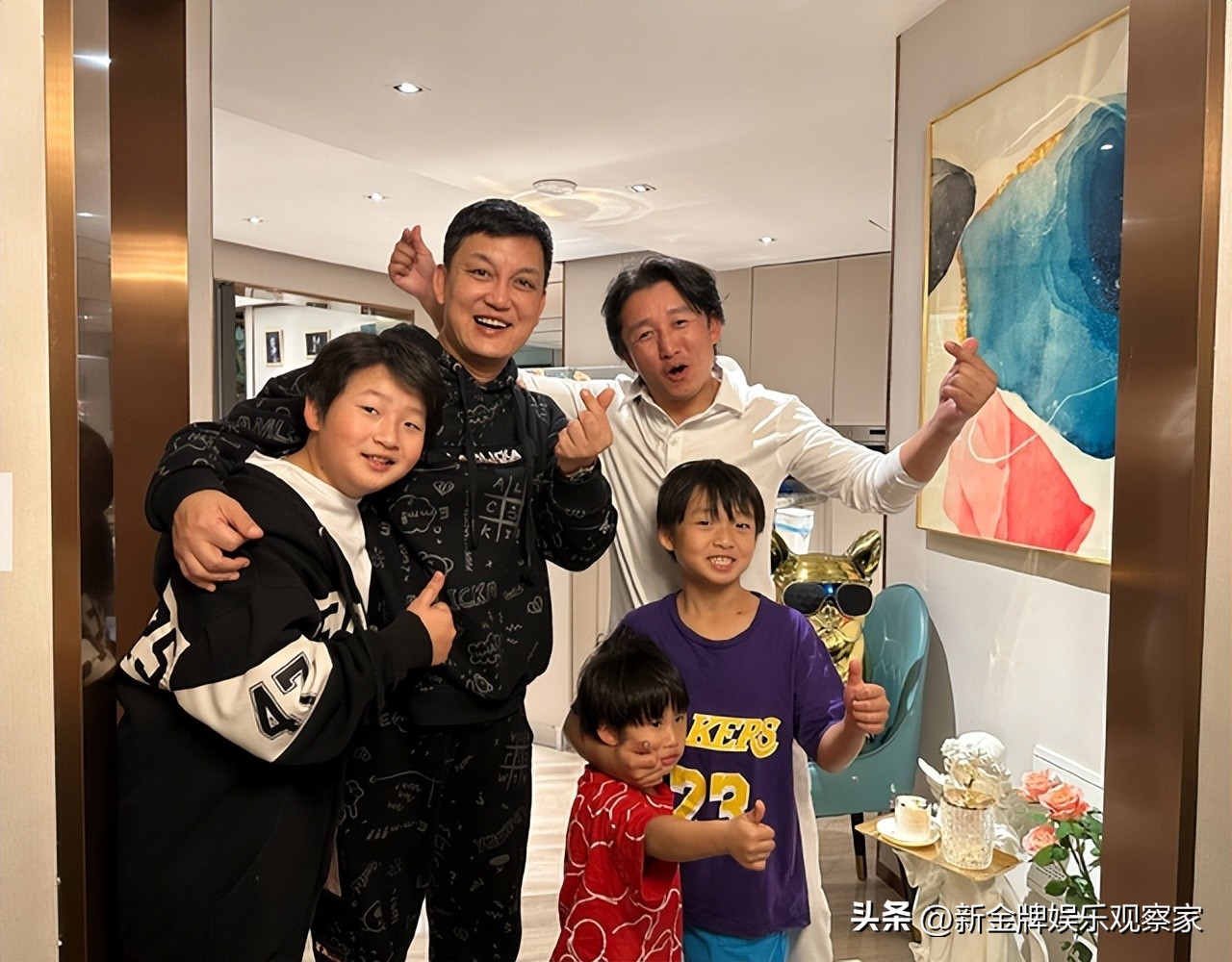 Li Rui was held around the neck by Xuanxuan at the party, Feynman ...