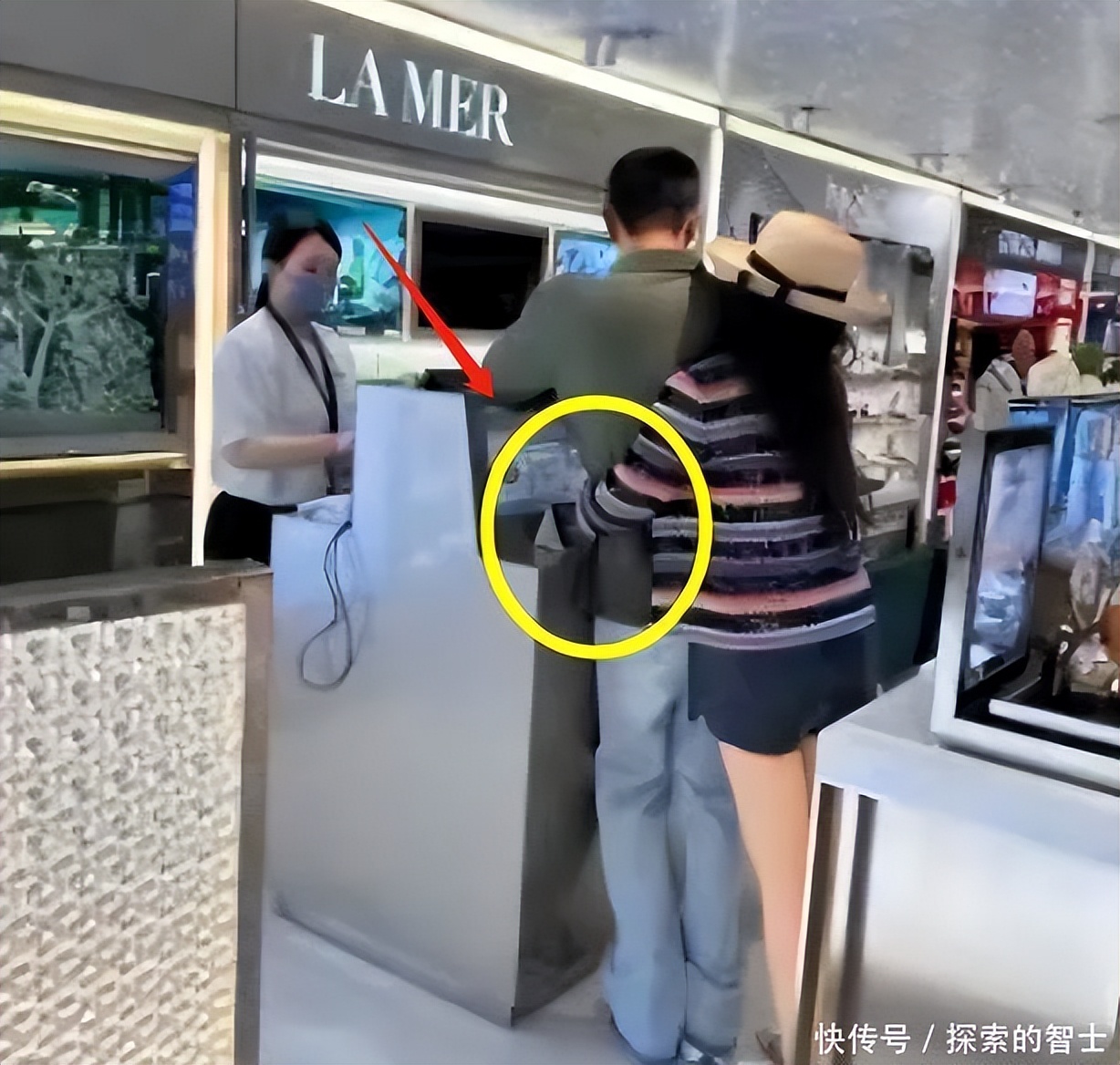 Huo Siyan and his wife appeared in the UK! The woman's face is crooked