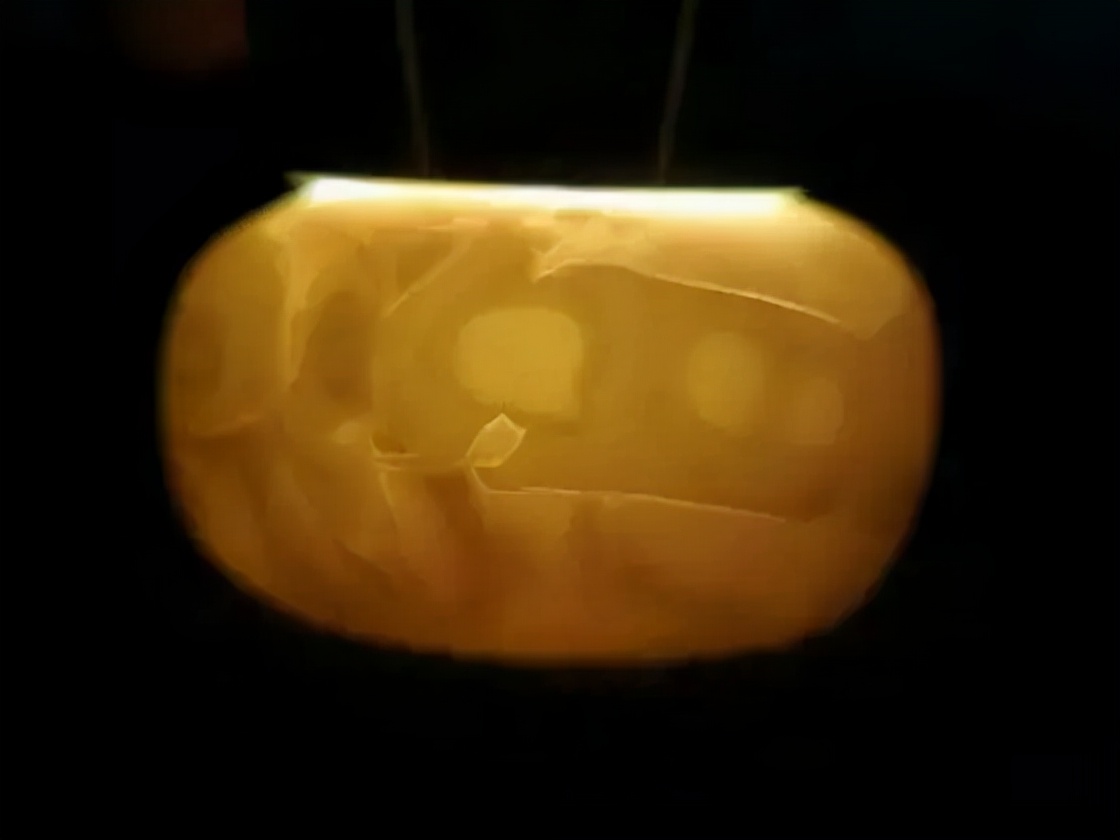 Why is amber beeswax easy to crack? iNEWS