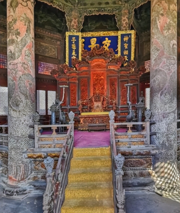 "So far no one dares to sit on it", the most mysterious chair in the