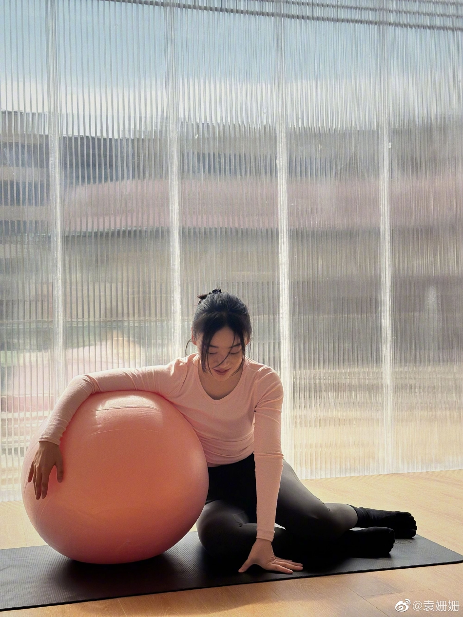 Yuan Shanshan does yoga in her spare time. She has a slender figure