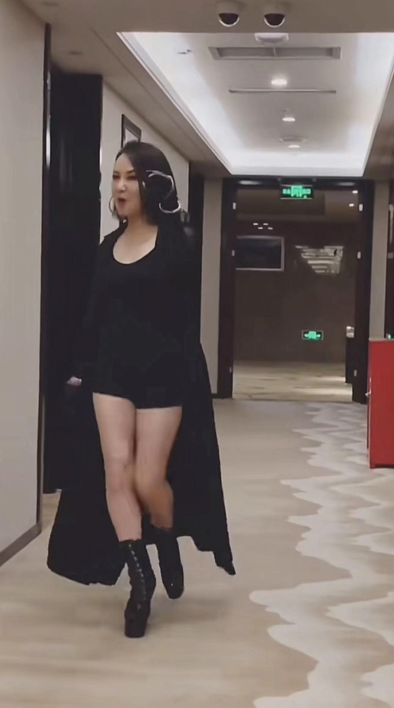 47-year-old Zhou Yanhong looks young in recent photos, dressed in cool ...