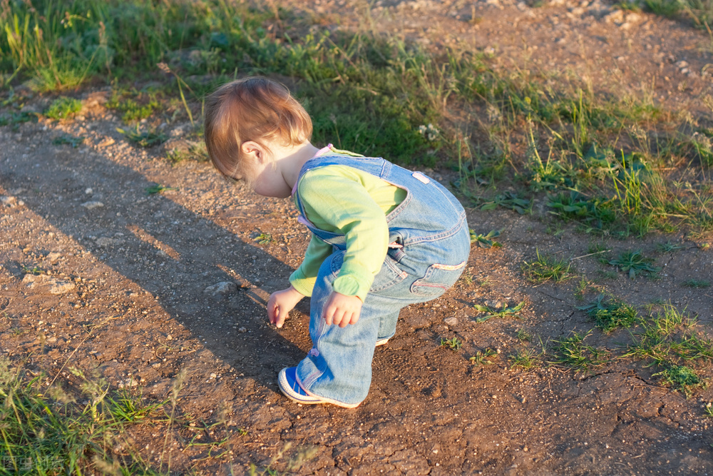 Why do babies like to pick up small objects on the ground?Understand