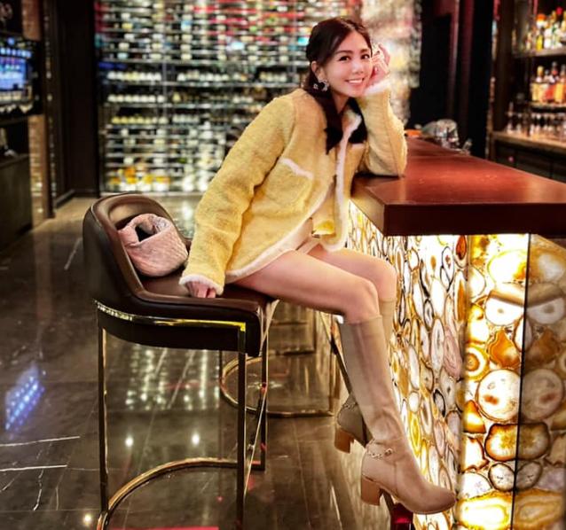 Yang Chenxi maintains a good figure by aerial yoga and golf - iNEWS