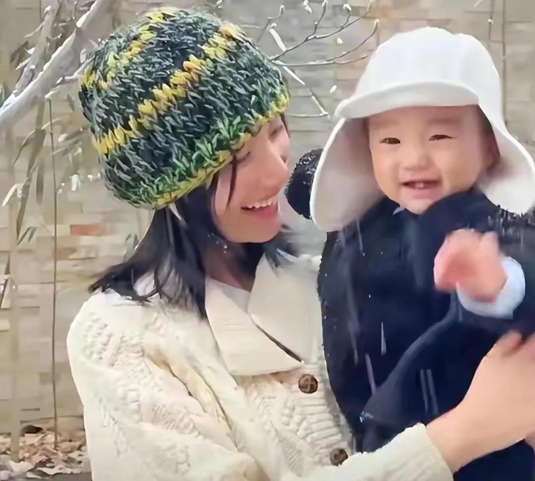 Li Yapeng's little wife Haiha Jinxi, hugging her daughter and mother-in ...