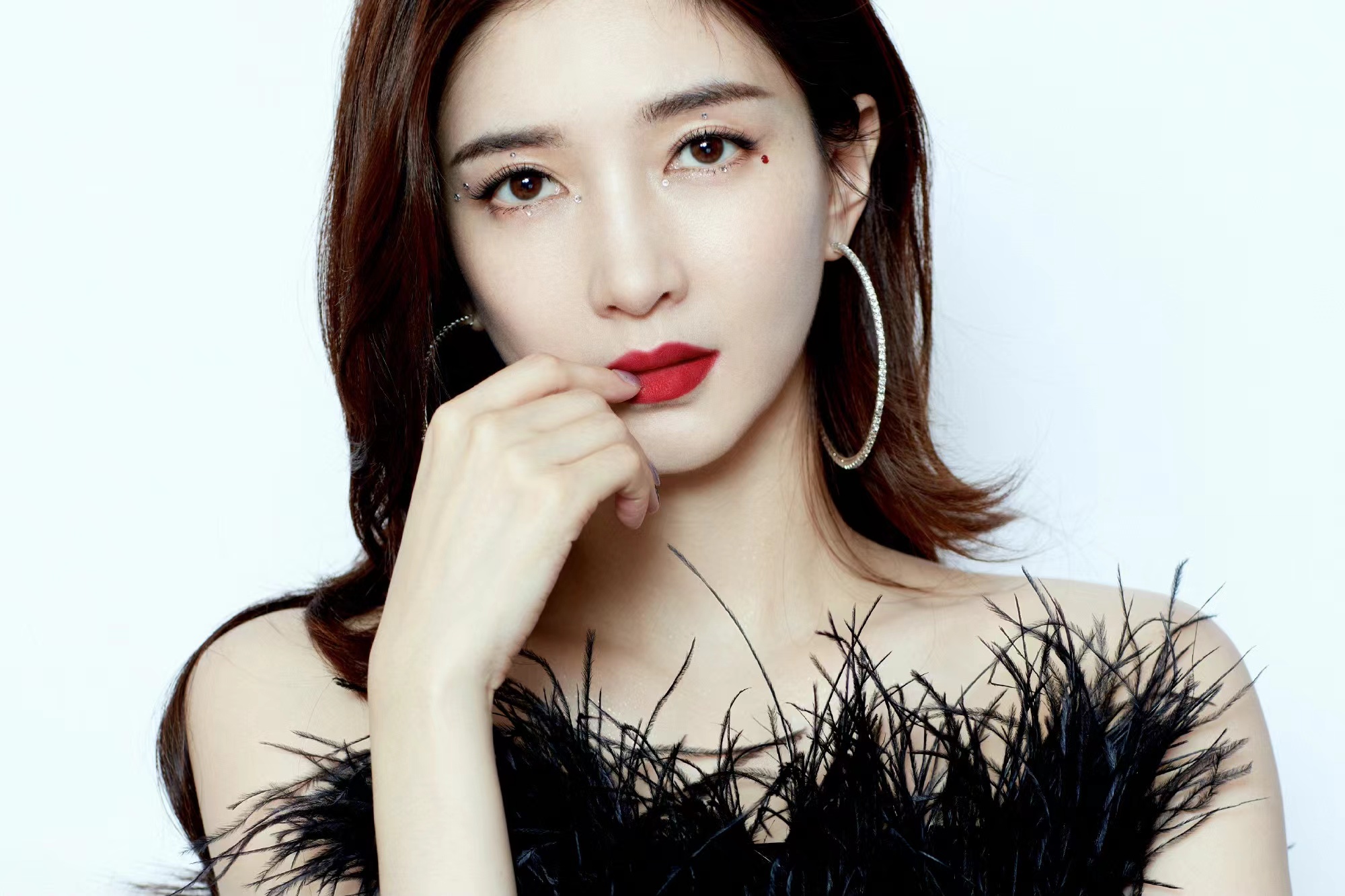 As soon as she painted red lips and acted as sister, Jiang Shuying came ...