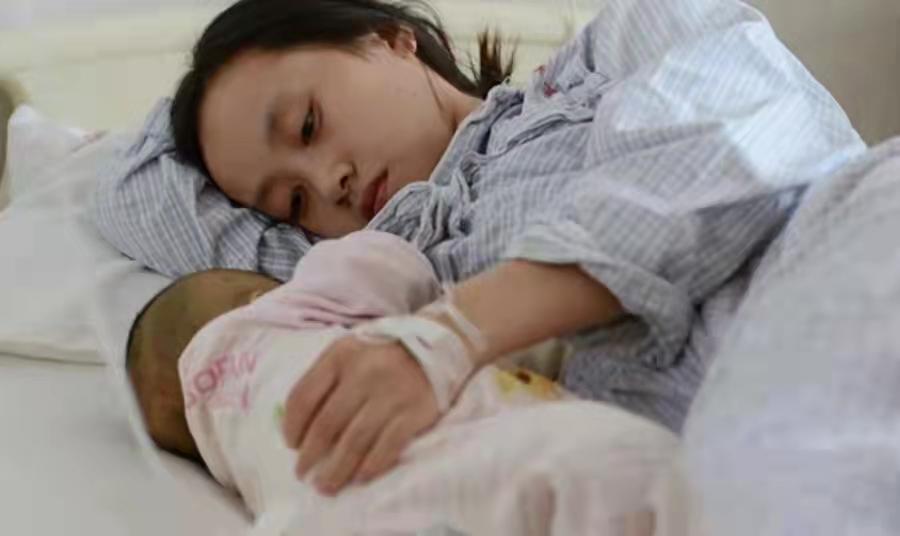 Why does my baby want to go to sleep after breastfeeding and wake up after putting it on the bed