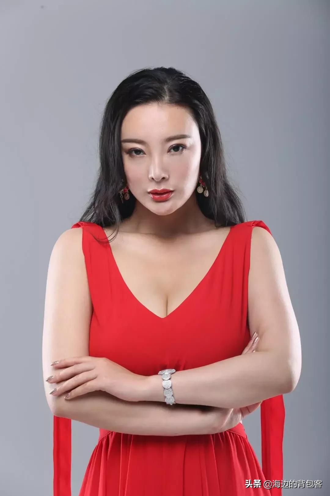王李丹妮出演干练女强人 职业套装穿出性感范儿 - 360娱乐，你开心就好