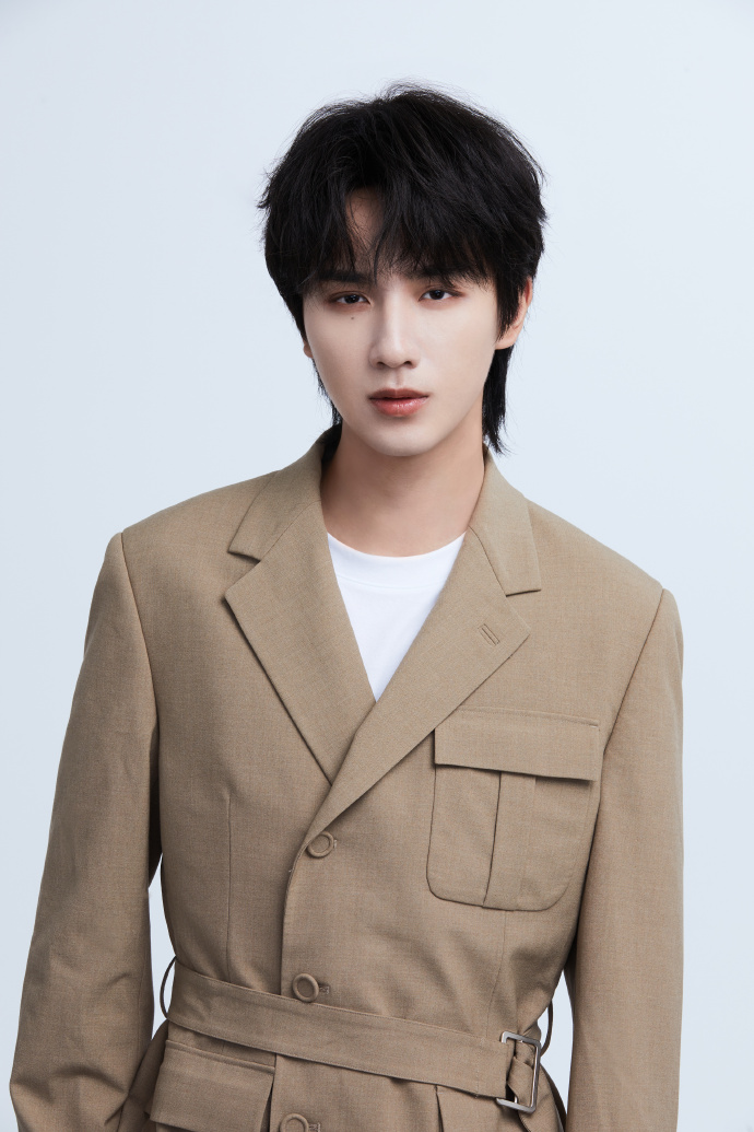 Bai Jingting, Liu Yuning, and Li Hongyi look like Cheng Yi?But I ...