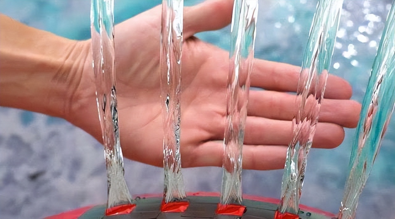 Why does water appear to be still when it is clearly flowing? What is the principle behind this