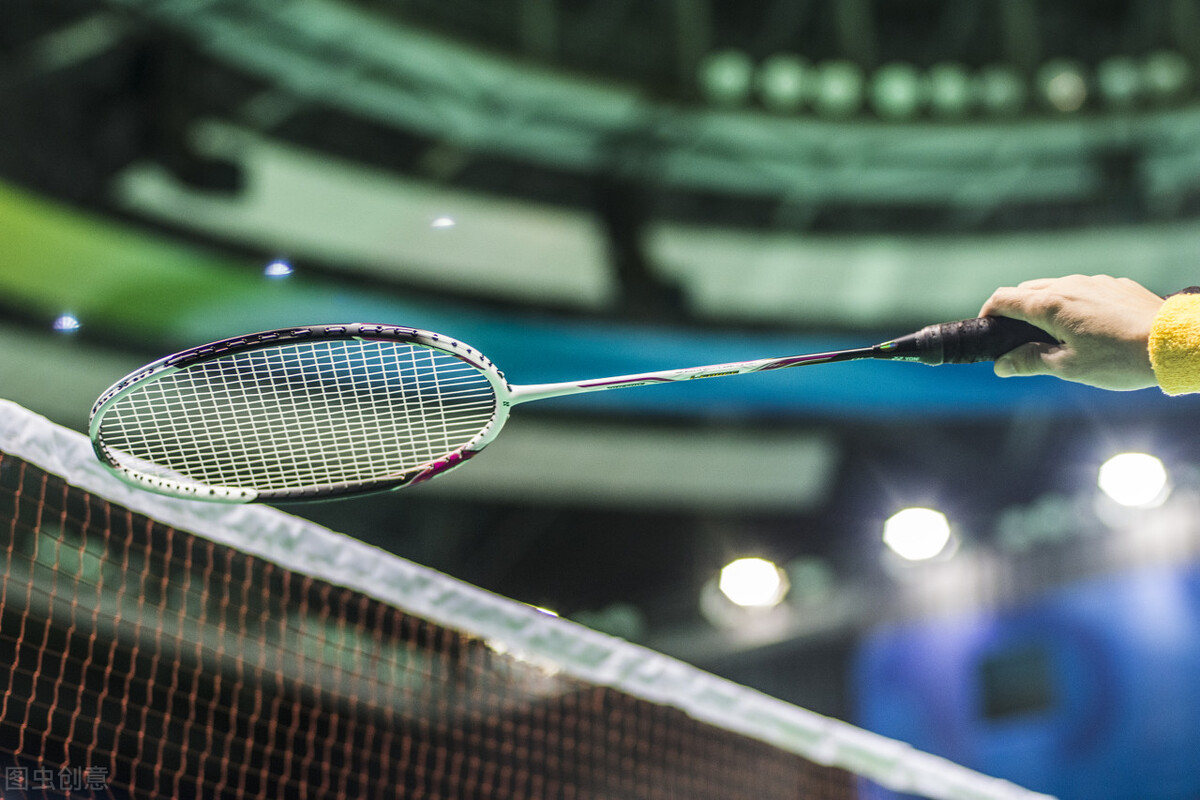 There are several weights of badminton rackets. How to choose a racket