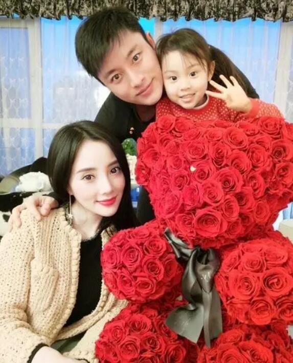 Zhao Liying and Feng Shaofeng brought their baby in the same frame for ...