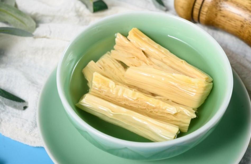 Soak bean curd sticks, soak slowly with clear water? The chef teaches