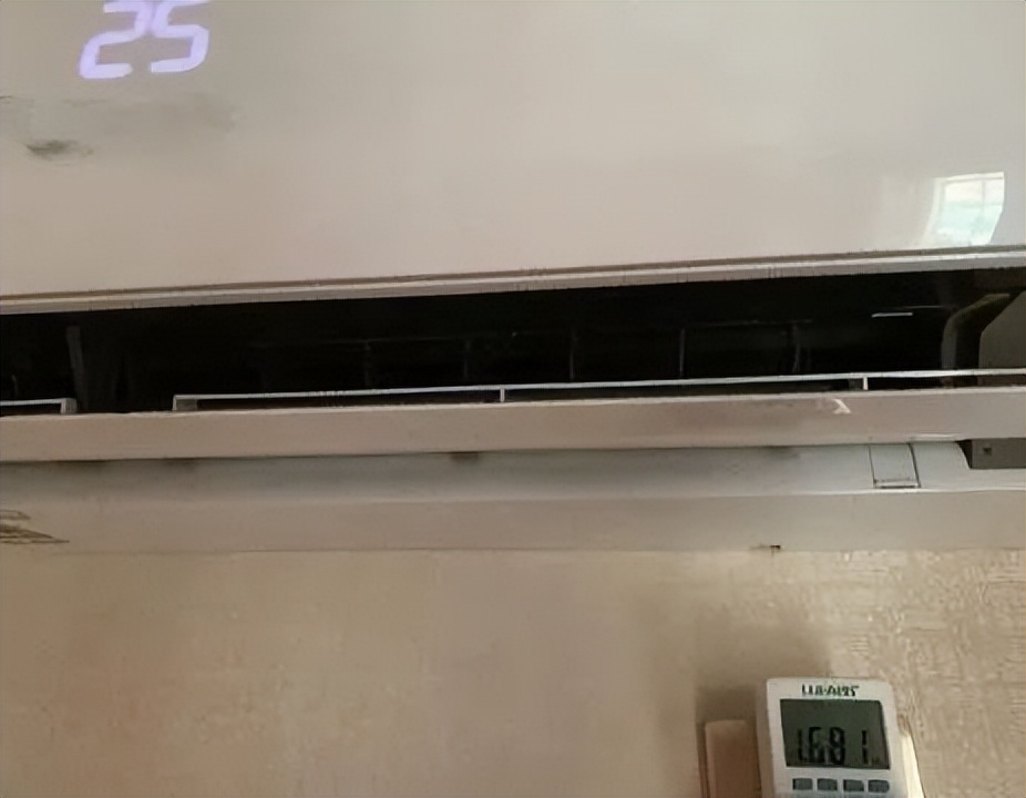 The air conditioner is set at 27 degrees and 25 degrees, and the power