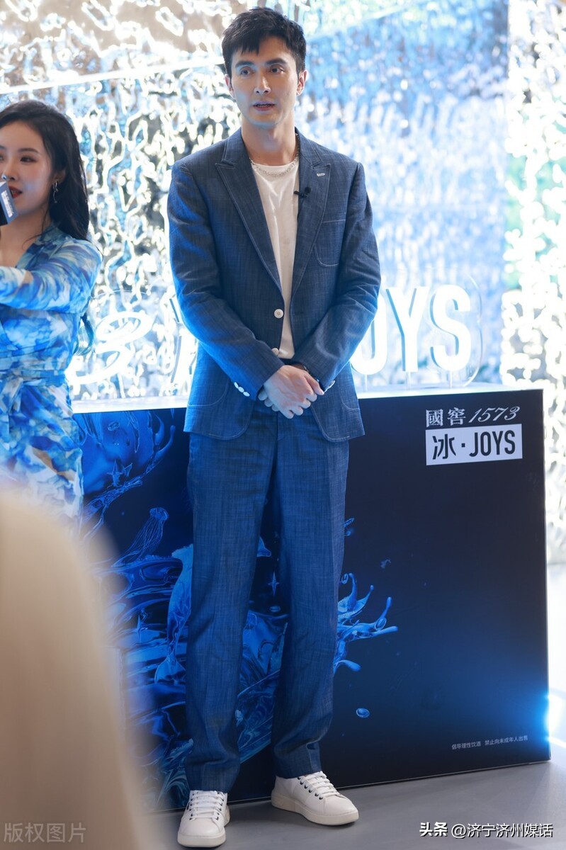 Gao Weiguang's dark blue suit attended the Chengdu event: Qi Yu is ...