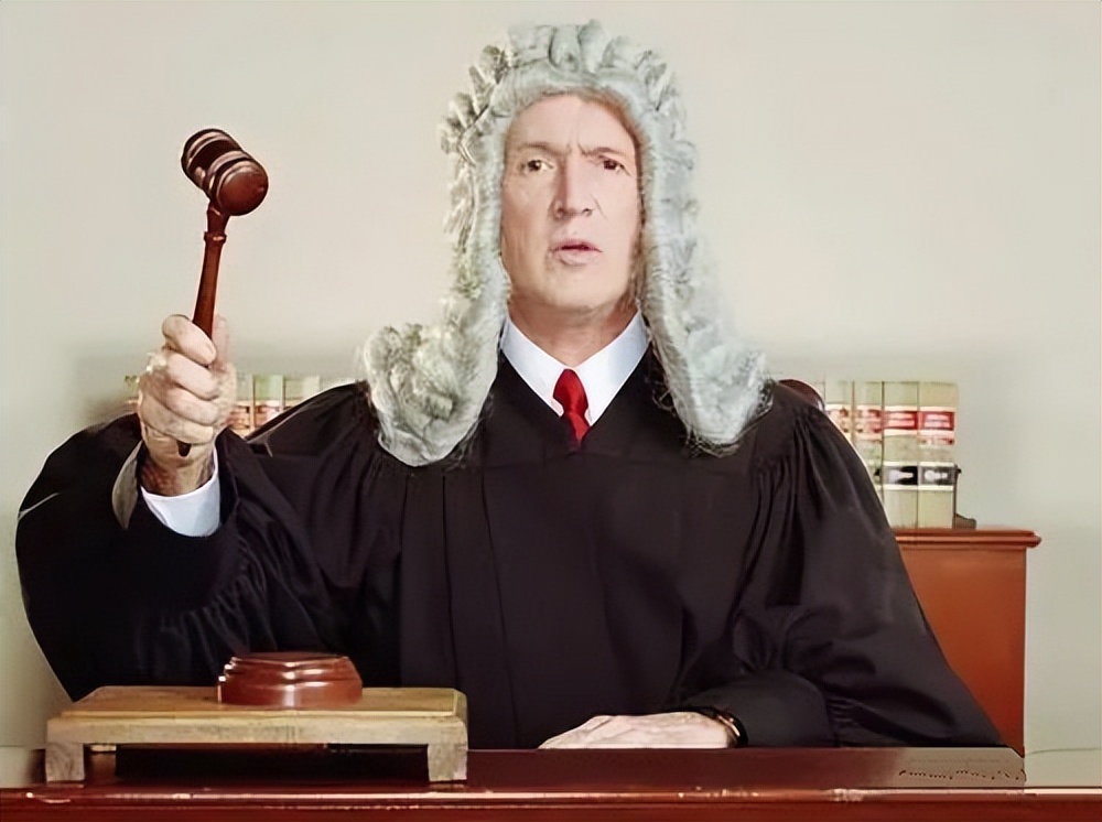 Why are Hong Kong judges and lawyers still wearing robes and wigs ...
