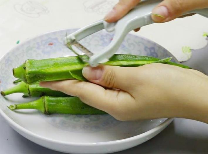 The chef teaches you how to fry okra? Do not blanch before cooking, no