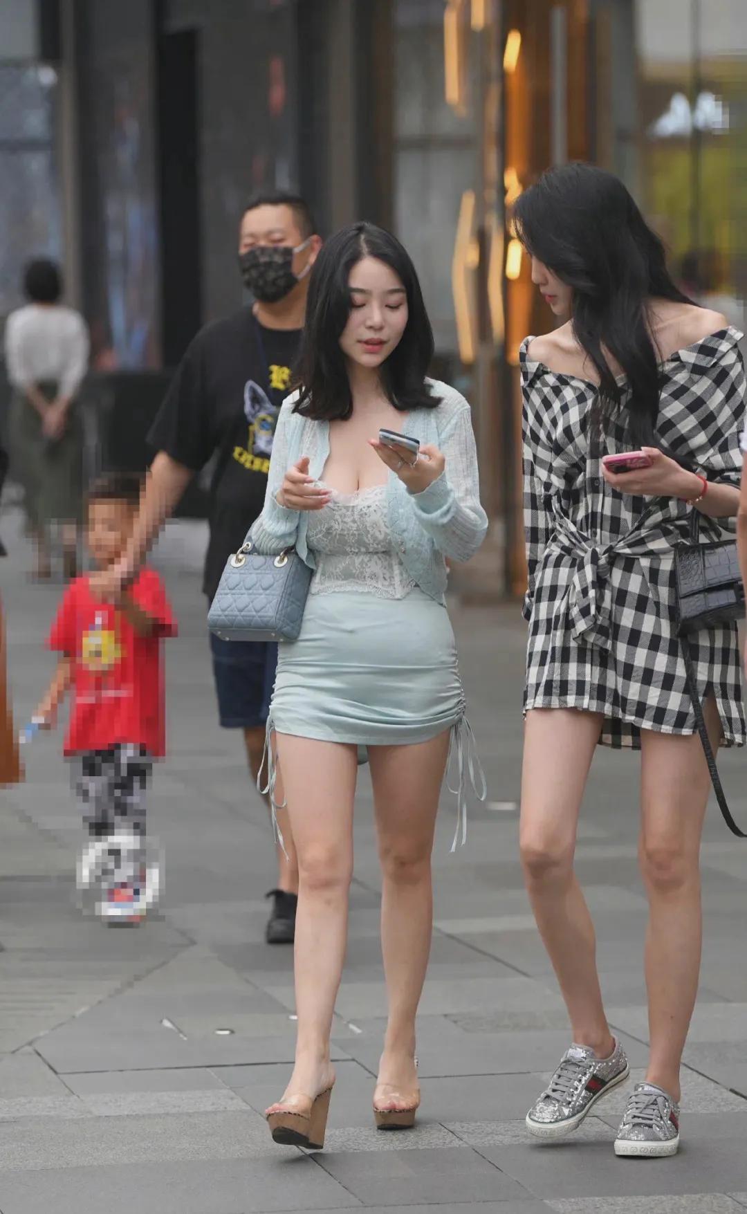 Street Shots: Shopping Sisters - iNEWS