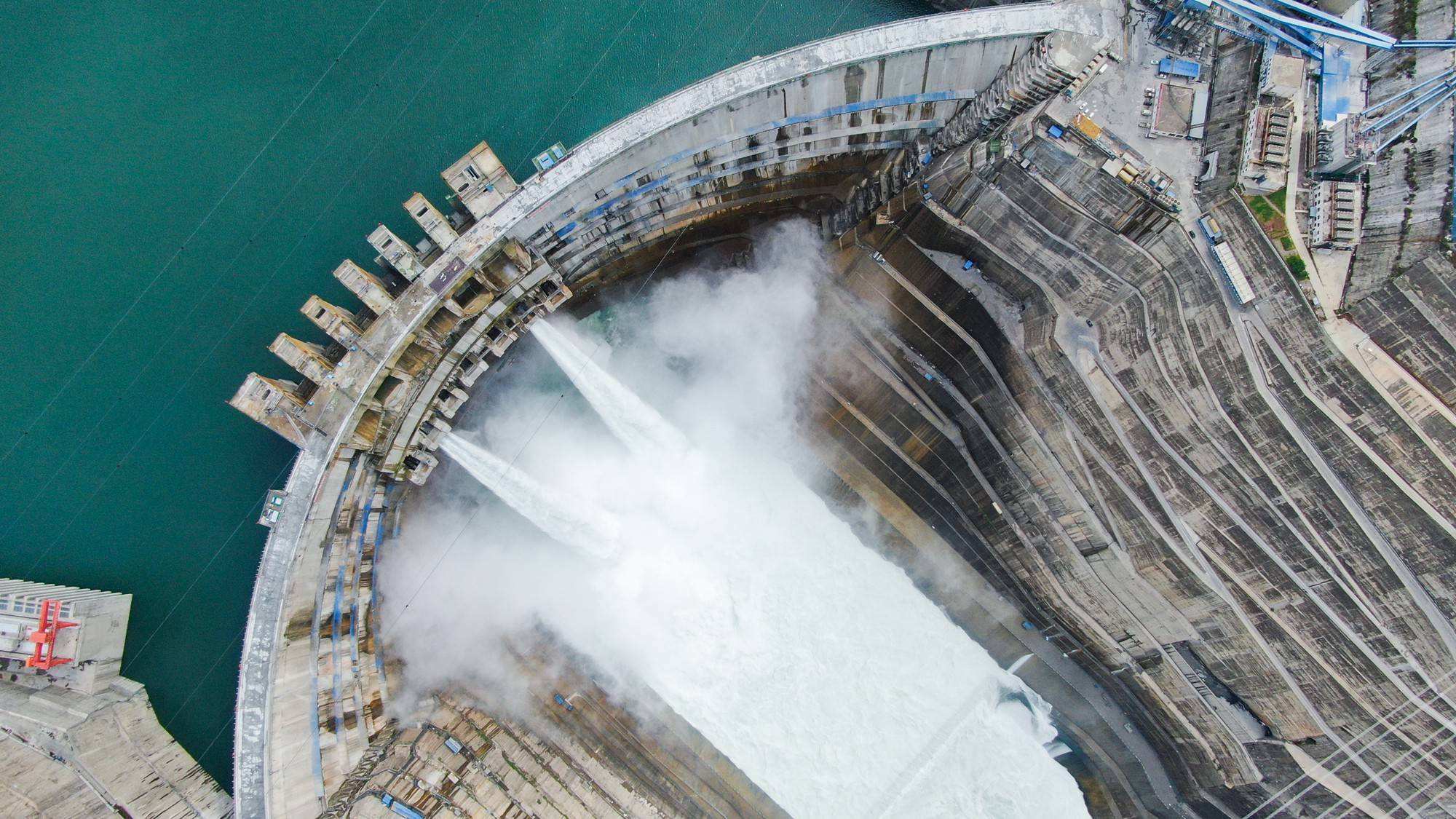 The Three Dam cost 200 billion yuan. How much profit has it