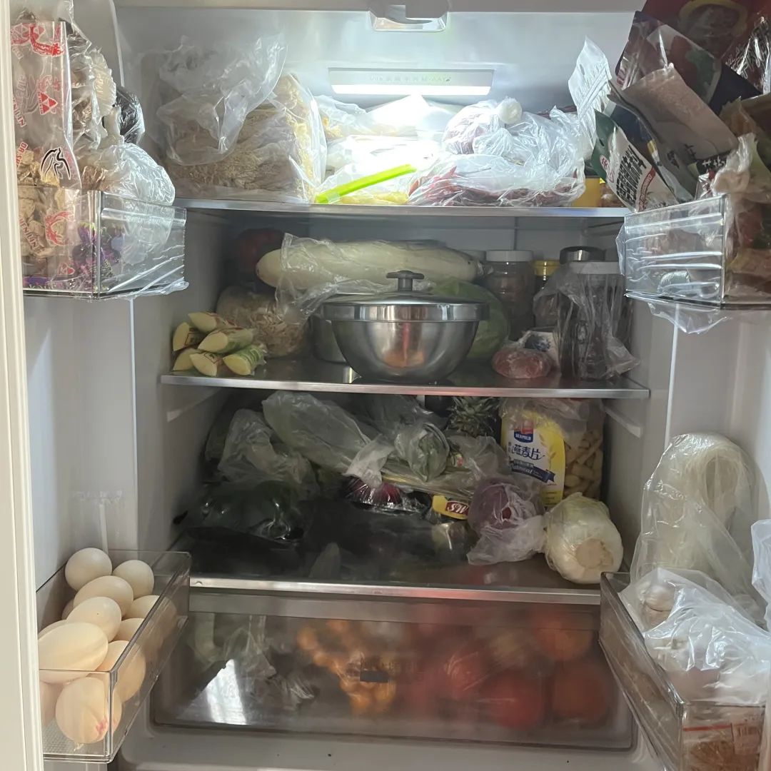 After throwing away 20 catties of moldy food, she completely angered