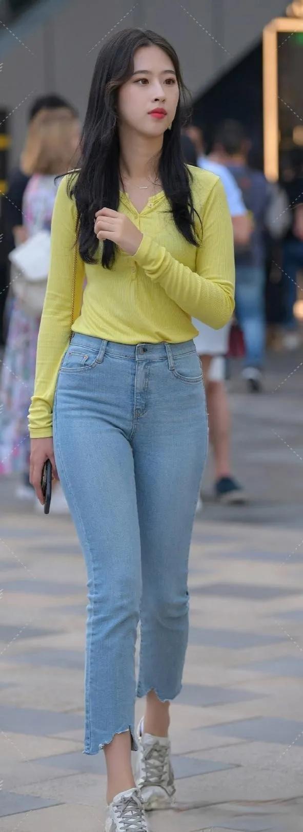 Miss and sister's white long-sleeved bottoming shirt, paired with tight ...