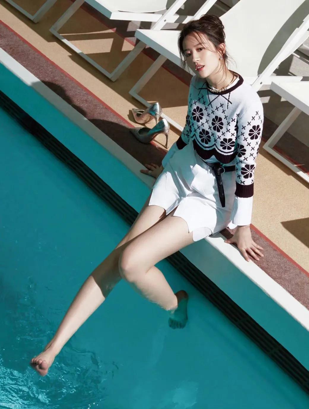 Liu Yifei looks so beautiful playing in the pool with her bare feet ...