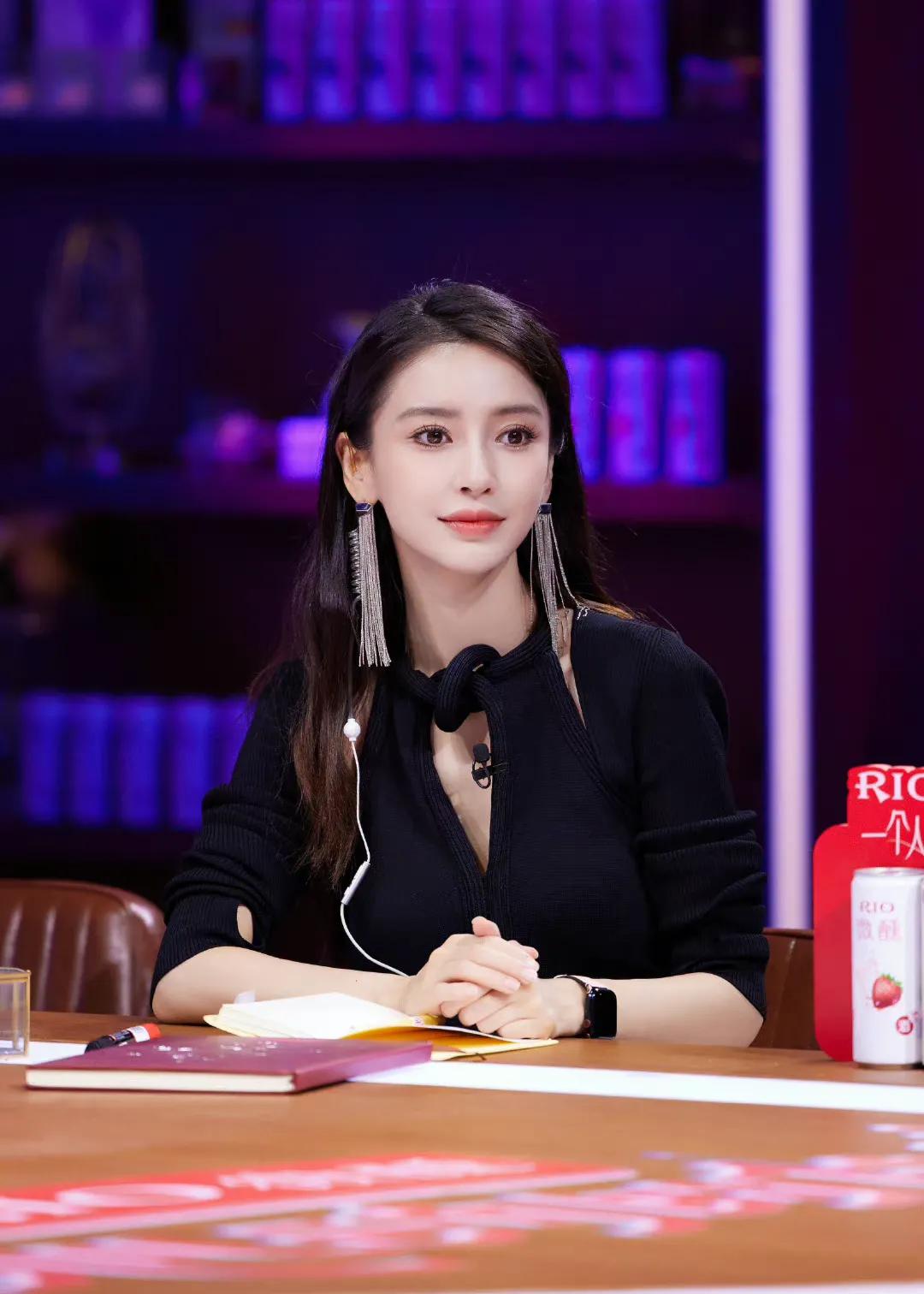Angelababy wallpaper shares the fifth bullet long hair and red