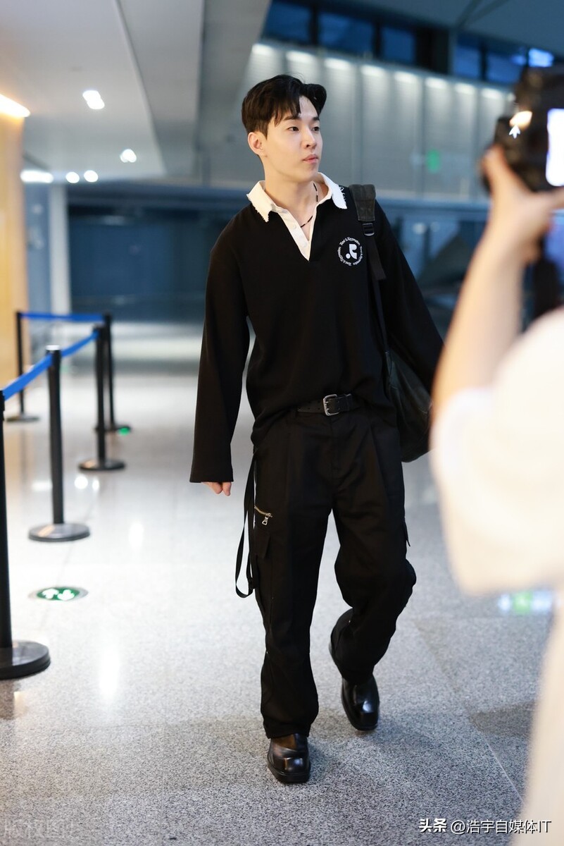 Liu Xianhua arrives at Shanghai Airport with an all-black look and a ...