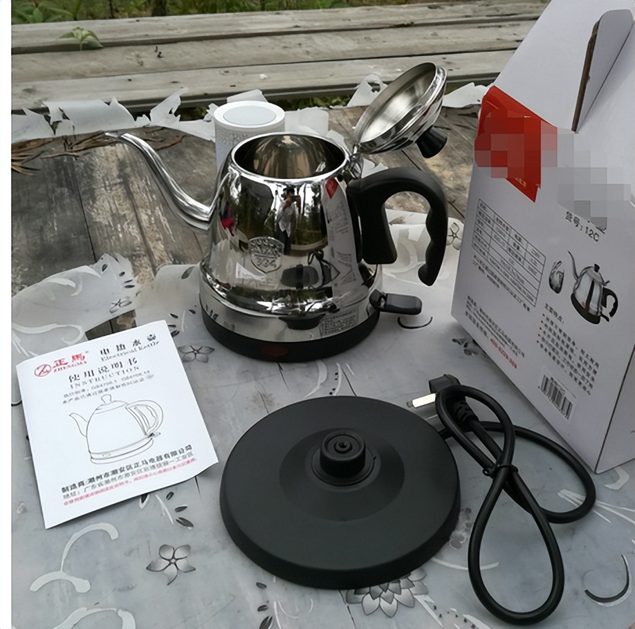 Drinking water boiled by an electric kettle for a long time will cause the body to be poisoned