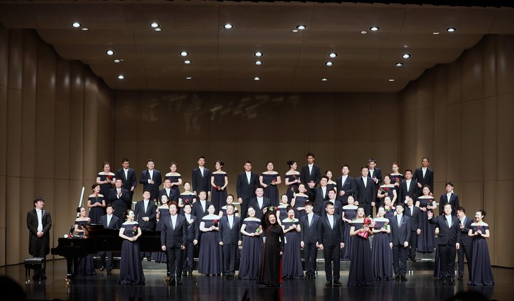 Let the audience appreciate the different "national team" chorus of the