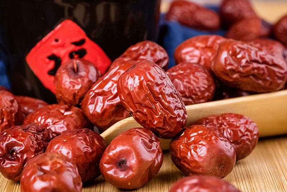 Insist on chewing a few goji berries before going to bed every night