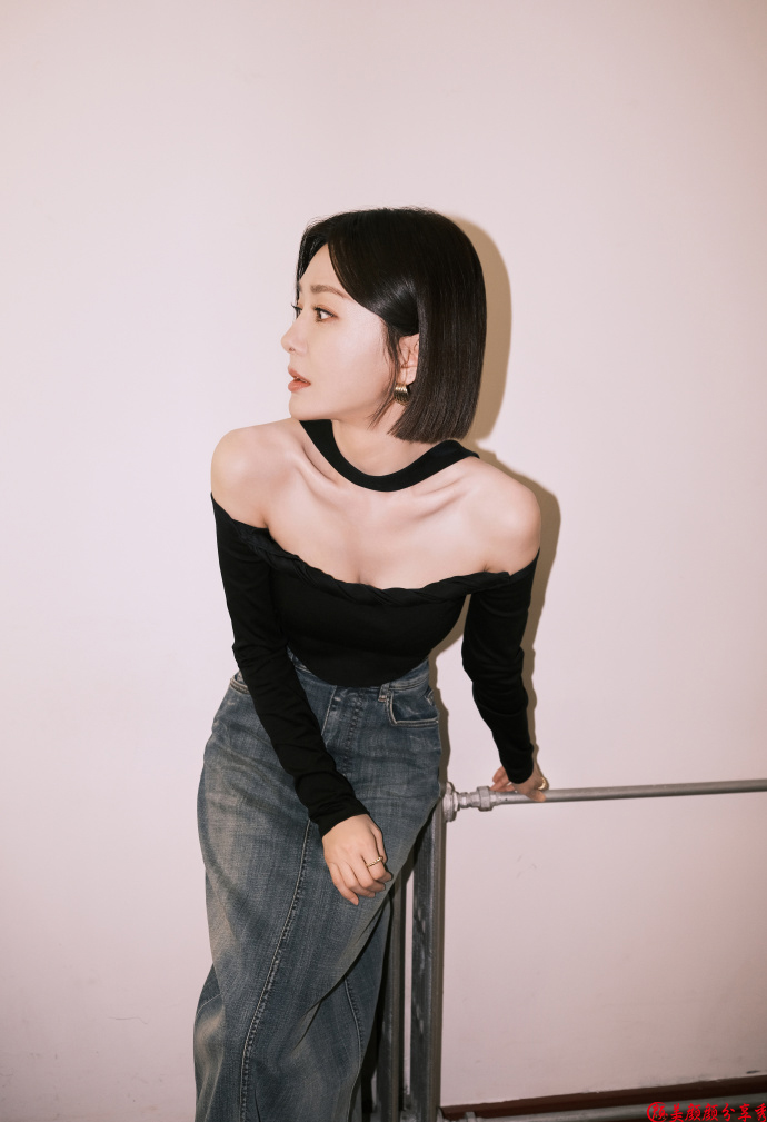 Qin Lan's beautiful shoulders and thin waist - iMedia