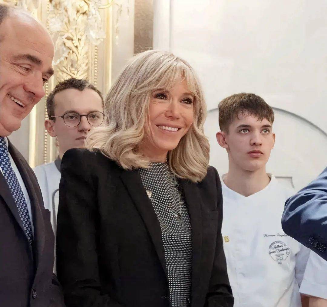 In 1995, in a drama class, 17-year-old Macron and 41-year-old Brigitte