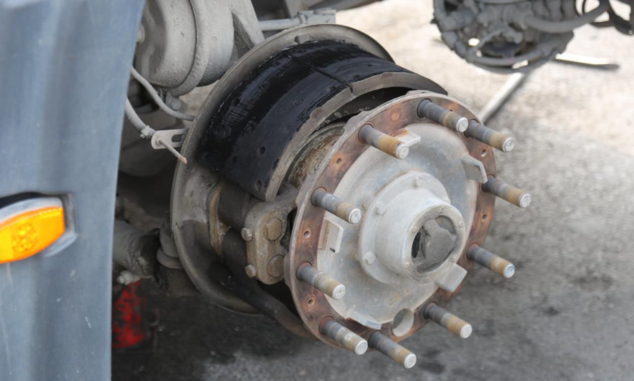 Brake failure due to wheel end lube? Careful of lubricating oil seeping