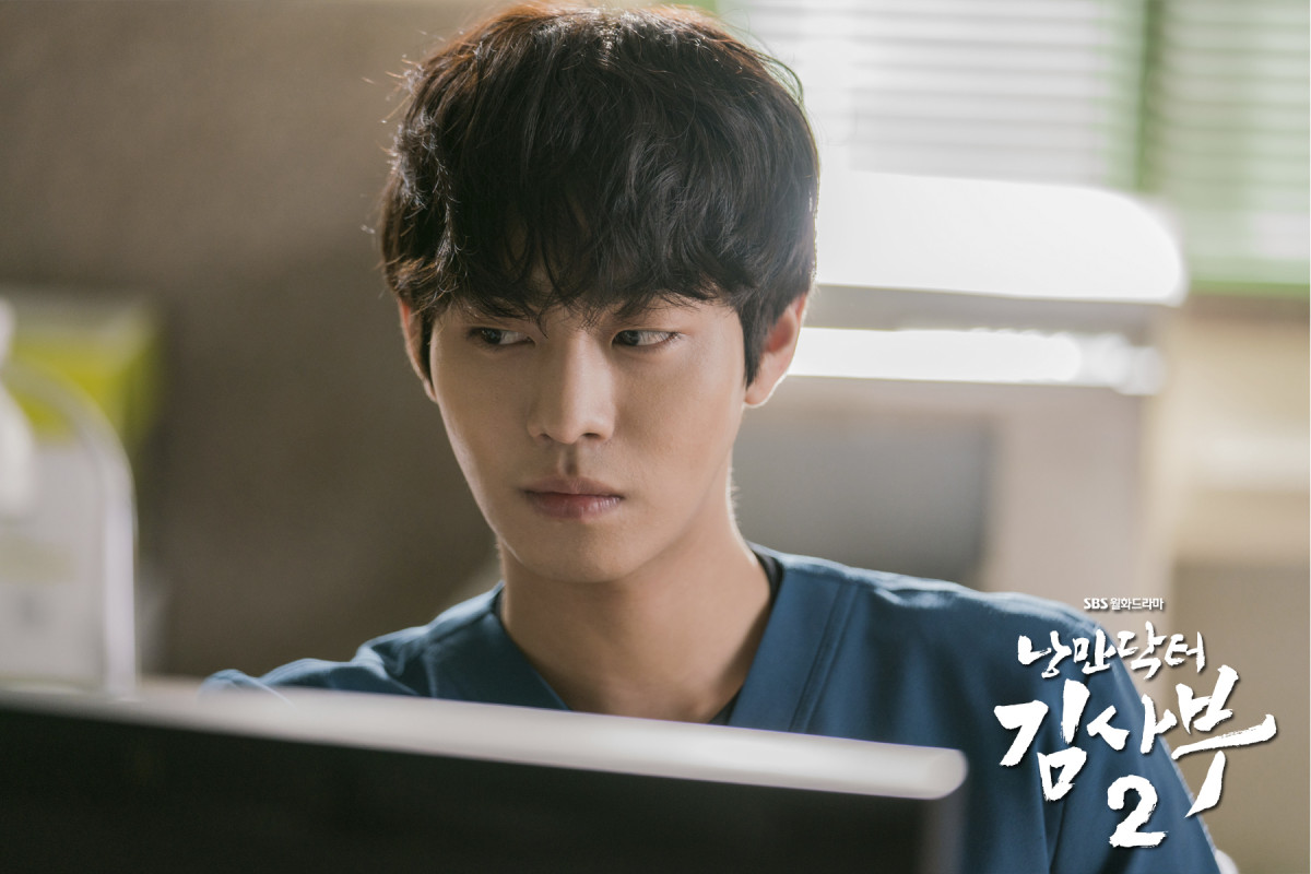 "Full of Dog Beauty" Korean Drama Actors Lee Jong Suk and Ji Chang