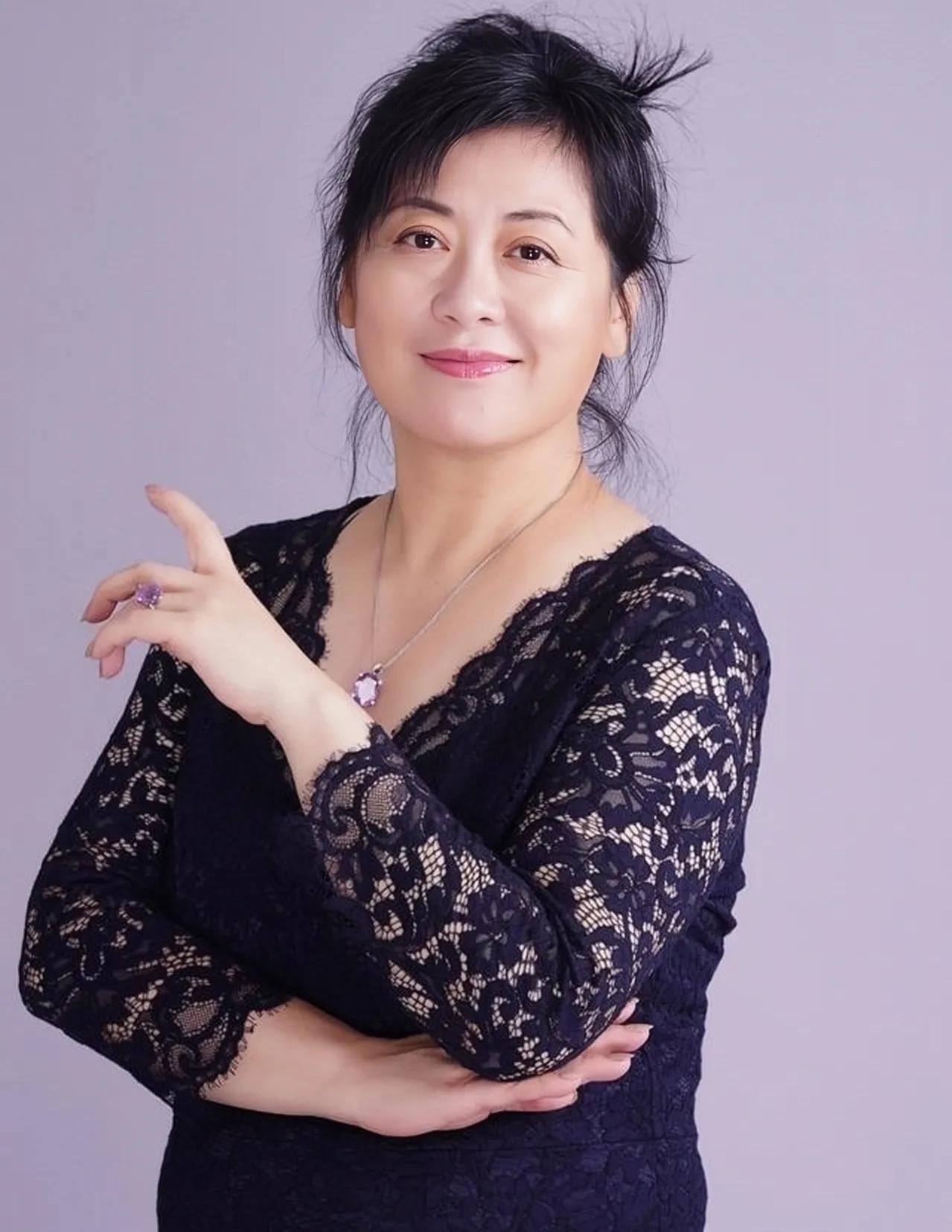 Xia Jing: She disguised herself as a man and starred in Jia Baoyu, but ...