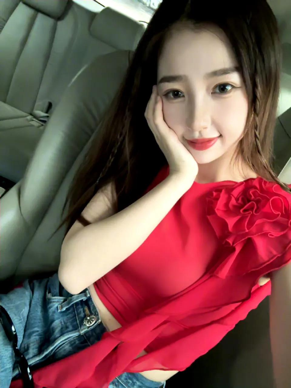 Yu Shuxin’s red strapless suspenders are so beautiful! - iNEWS