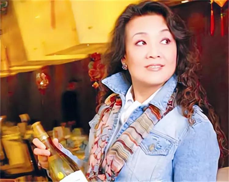 The legendary Zhang Lan divorced for 35 years she fell in love with a photographer, her younger