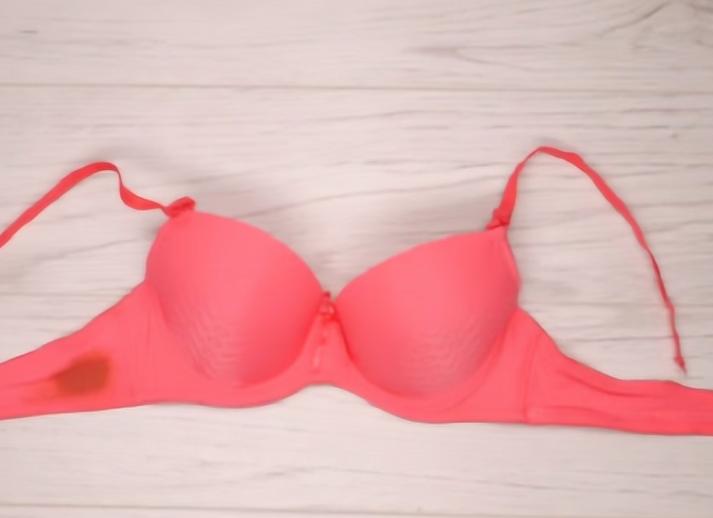 What should women pay attention to when wearing a bra? Women should not