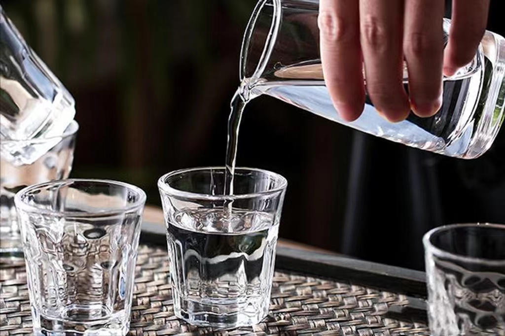 What kind of wine should I bring when visiting friends during the