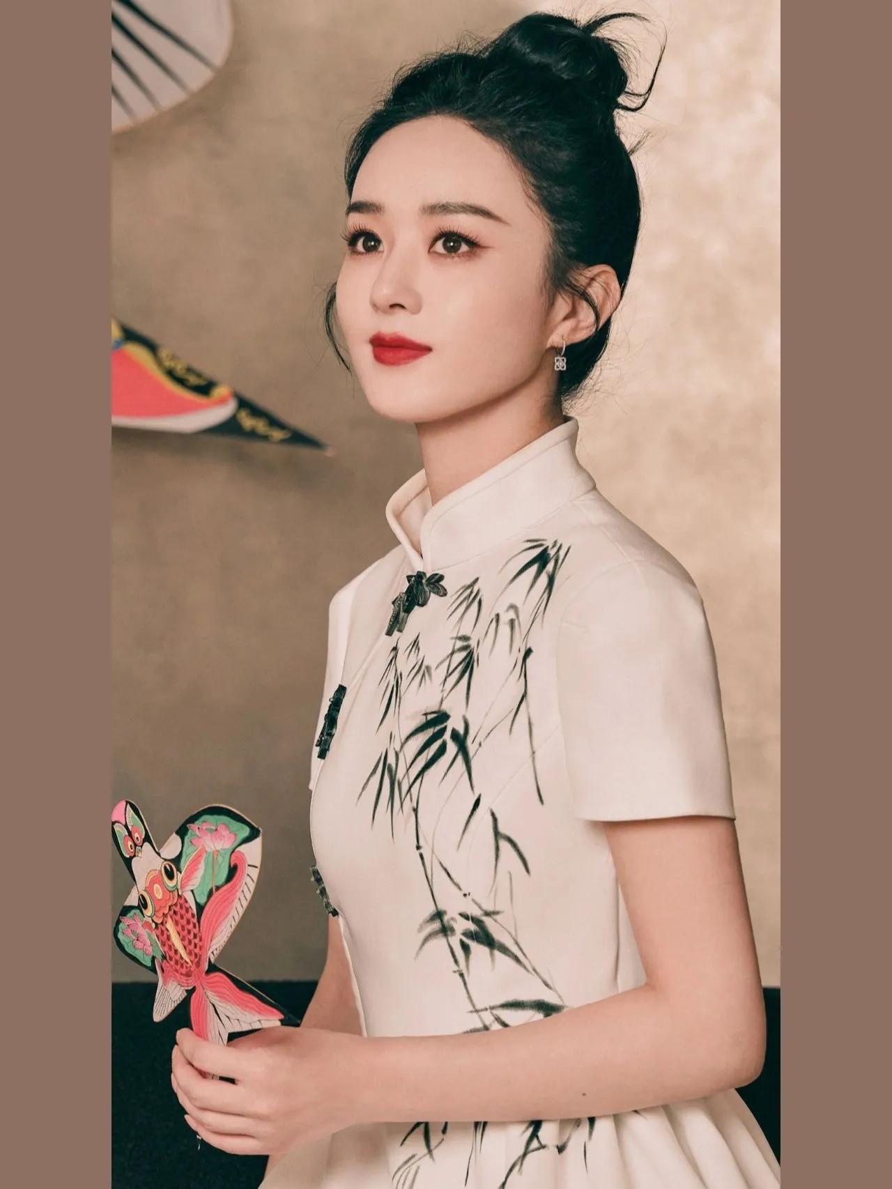 Zhao Liying, the cheongsam outfit for the Spring Festival Gala is so ...