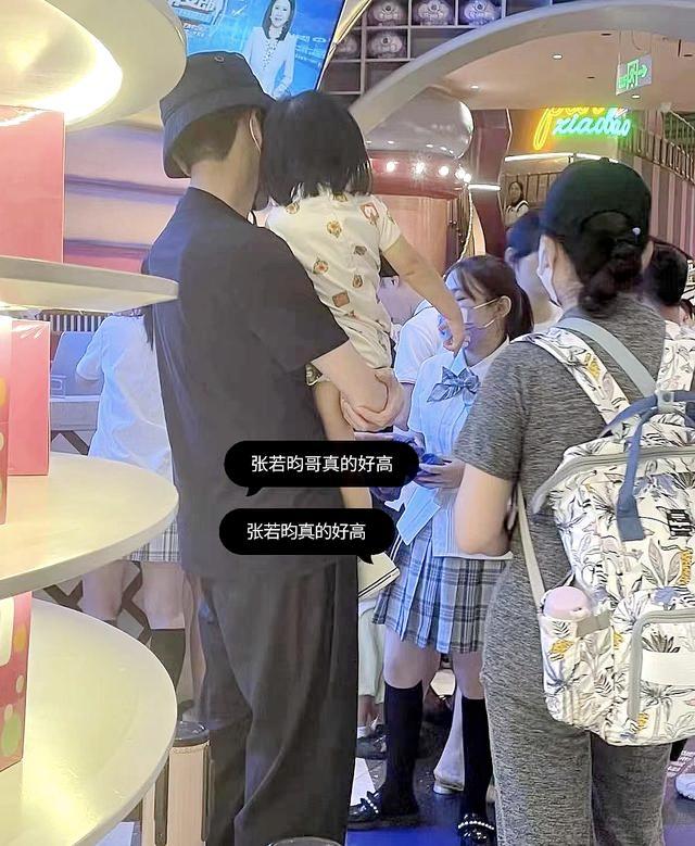 Netizens encounter Zhang Ruoyun and Tang Yixin walking with their baby ...