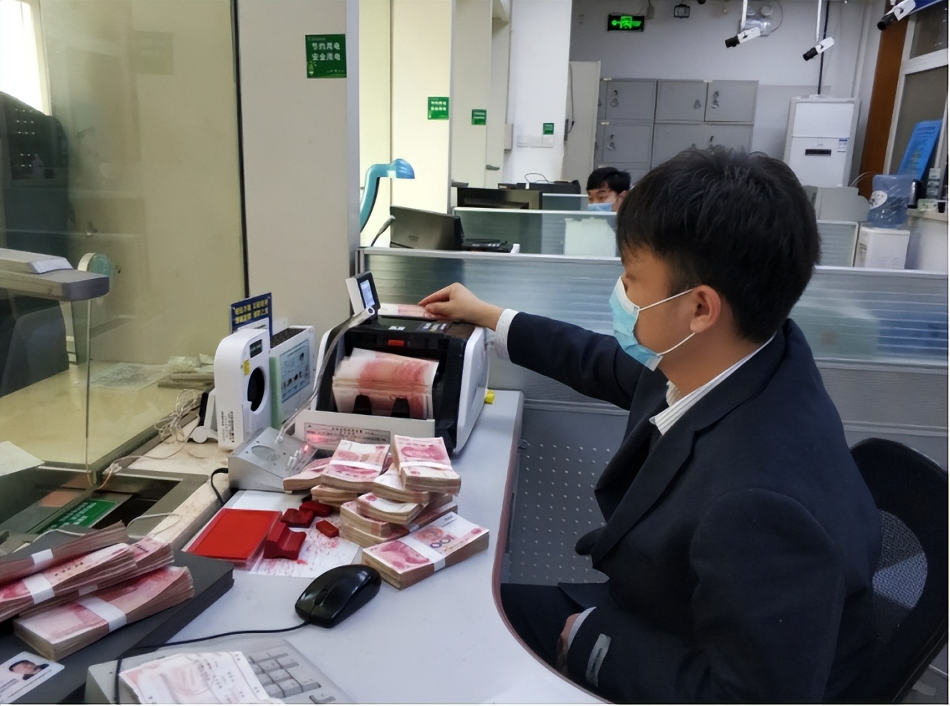 The money is stored in the bank, is it stupid or great wisdom? Insider